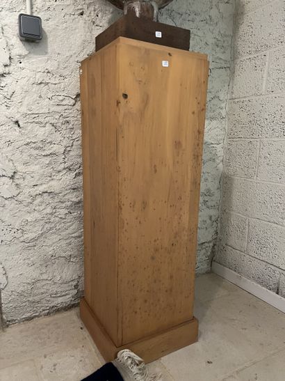 Paire de sellettes en frêne (tâches d’humidité,...