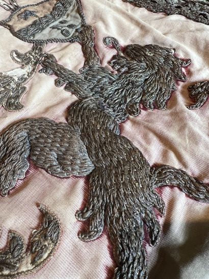 Bed set including two pillowcases and a fringed...