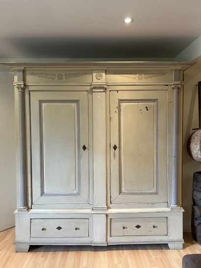 Armoire en bois laqué ouvrant à deux portes...