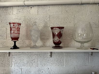 Ensemble comprenant un vase en cristal taillé...