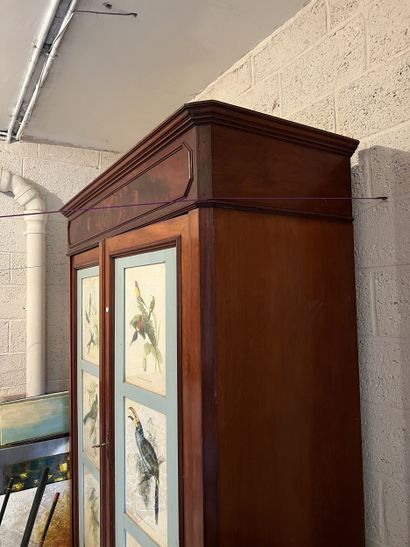 Armoire en acajou et placage d’acajou, ouvrant...