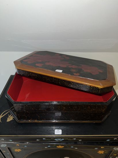 Rectangular box in lacquered wood decorated...