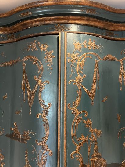 Paire d’encoignures en bois laqué bleu turquin...