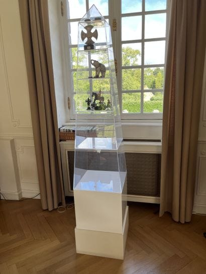 Plexiglas showcase obelisk with six stackable...