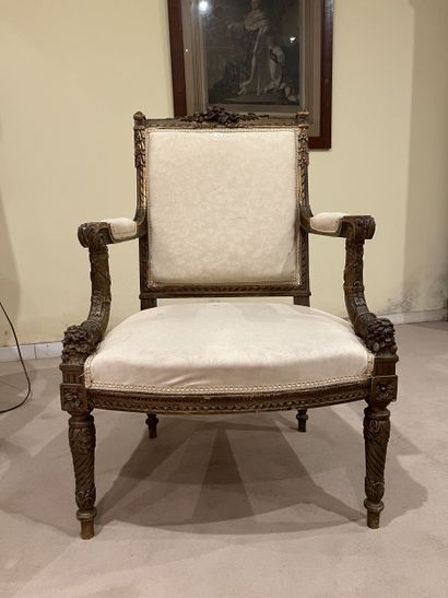 Paire de fauteuils en bois doré à décor sculpté...