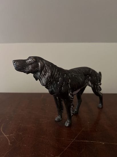 Set comprising a bronze hunting dog (partially...