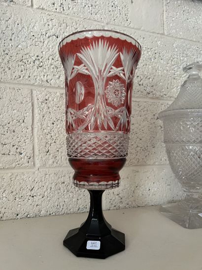 Ensemble comprenant un vase en cristal taillé...
