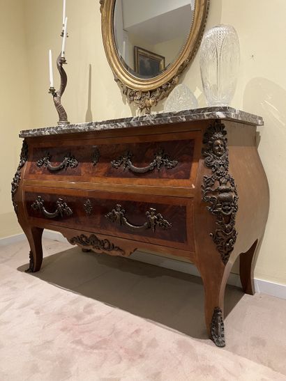 Commode en placage de loupe, filets et encadrements,...
