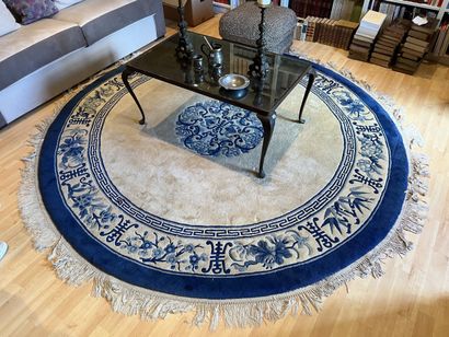 Ensemble de trois tapis: 
- Tapis en laine...