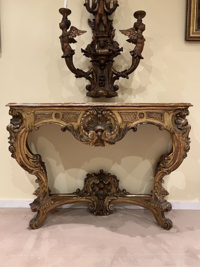 Importante console en bois doré ceinture...