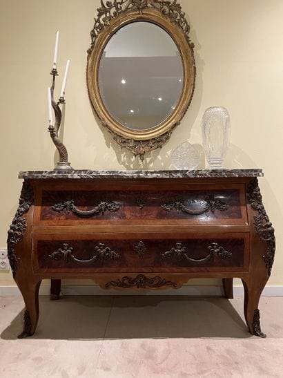 Commode en placage de loupe, filets et encadrements,...
