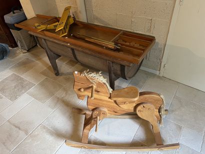 Lot comprenant une maquette d’avion en bois...