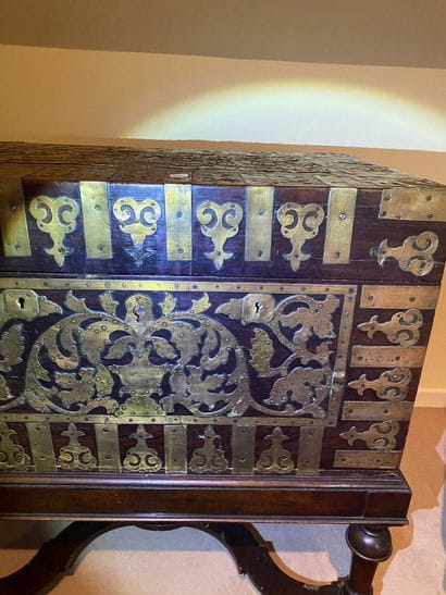 Wedding chest in rosewood with openwork floral...