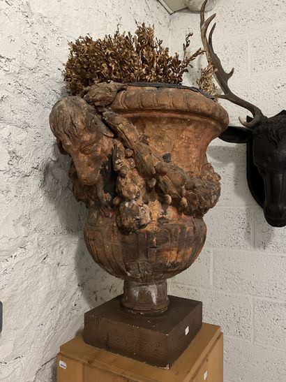 Paire de vases Médicis en terre cuite à décor...