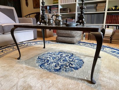 Table basse en fer, le plateau foncé d’un...