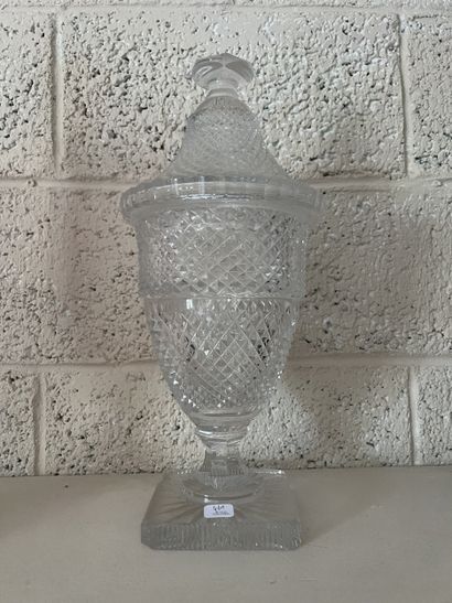 Ensemble comprenant un vase en cristal taillé...