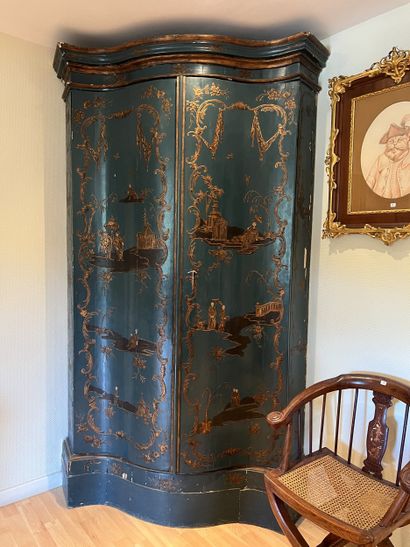 Paire d’encoignures en bois laqué bleu turquin...