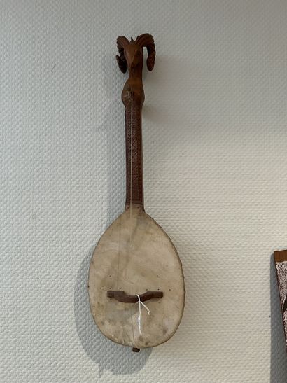 Deux instruments à cordes de décoration dont...