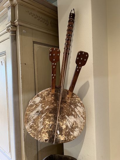 Deux instruments à cordes de décoration dont...