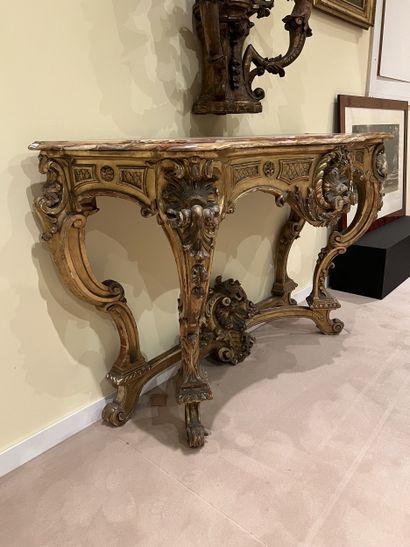 Importante console en bois doré ceinture...