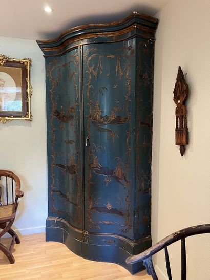 Paire d’encoignures en bois laqué bleu turquin...