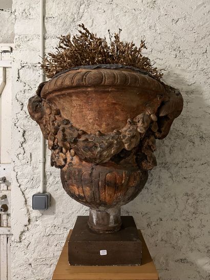 Paire de vases Médicis en terre cuite à décor...