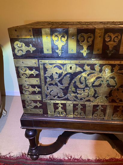 Wedding chest in rosewood with openwork floral...