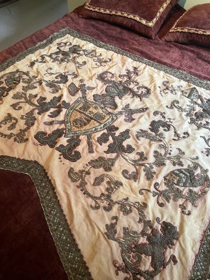 Bed set including two pillowcases and a fringed...