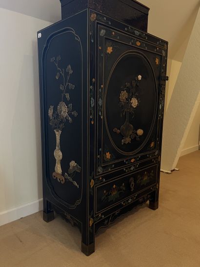 Small low piece of furniture in black lacquered...