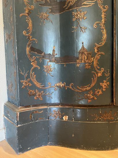Paire d’encoignures en bois laqué bleu turquin...