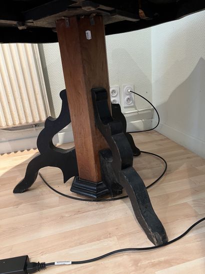 Guéridon en placage de noyer à décor marqueté...
