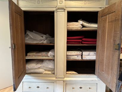 Armoire en bois laqué ouvrant à deux portes...