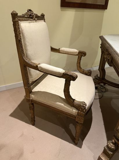 Paire de fauteuils en bois doré à décor sculpté...
