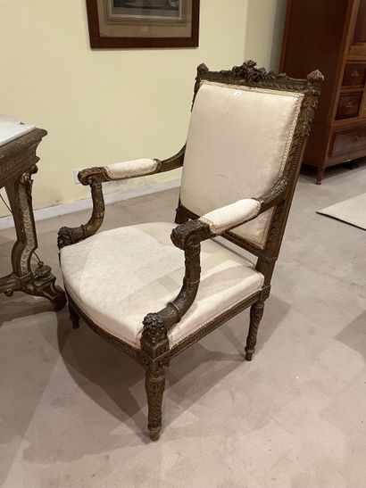 Paire de fauteuils en bois doré à décor sculpté...