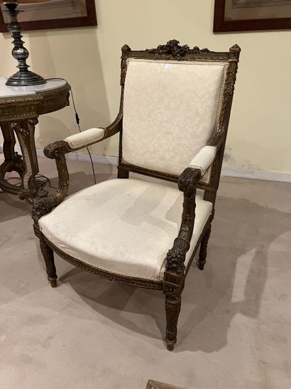 Paire de fauteuils en bois doré à décor sculpté...