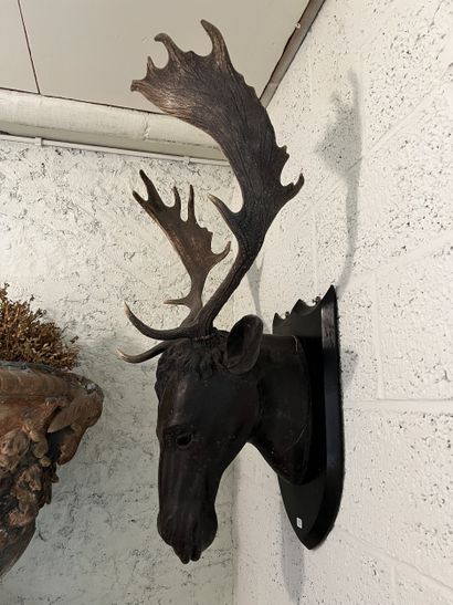 Tête de cerf en bois et stuc relaqué sculpté,...