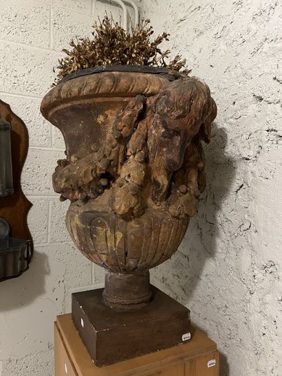 Paire de vases Médicis en terre cuite à décor...