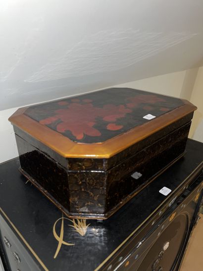 Rectangular box in lacquered wood decorated...
