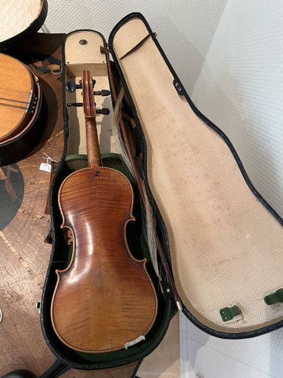Ensemble comprenant :
- Un violon d’étude...