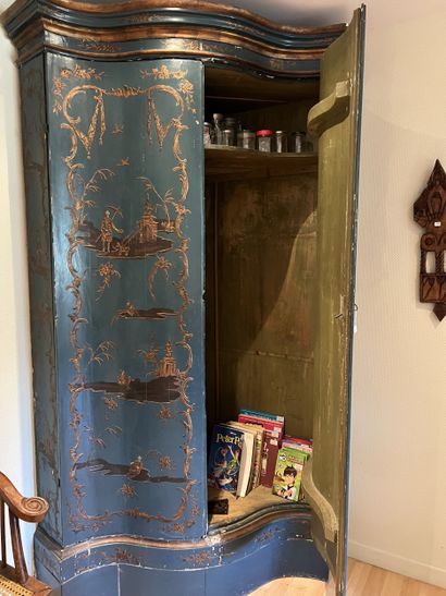 Paire d’encoignures en bois laqué bleu turquin...