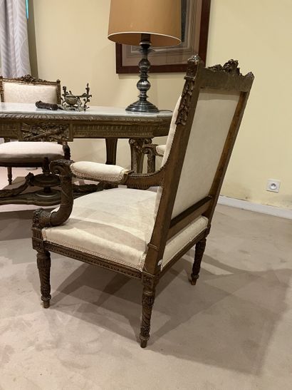 Paire de fauteuils en bois doré à décor sculpté...