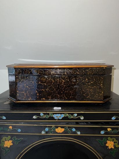 Rectangular box in lacquered wood decorated...