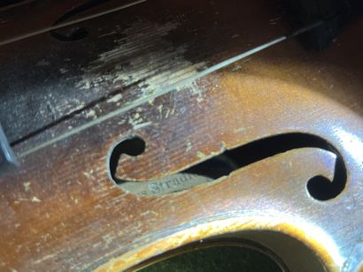 Ensemble comprenant :
- Un violon d’étude...
