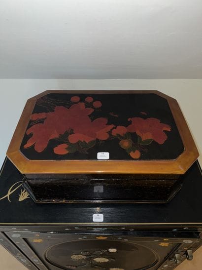Rectangular box in lacquered wood decorated...