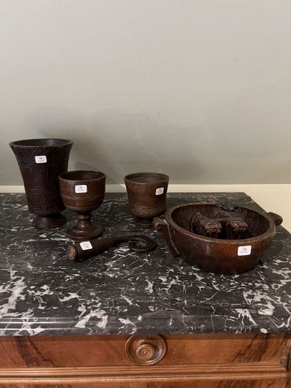 Lot including :
- Three wooden goblets with...