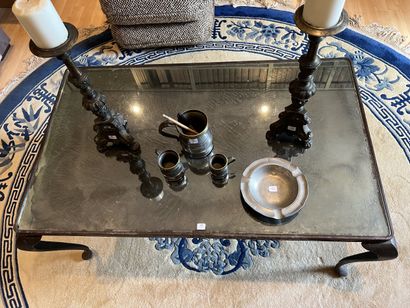 Table basse en fer, le plateau foncé d’un...