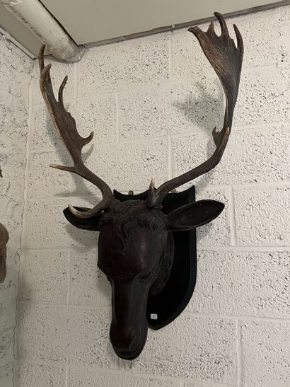 Tête de cerf en bois et stuc relaqué sculpté,...