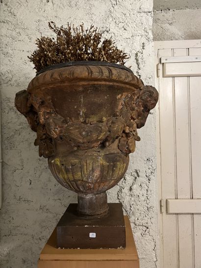 Paire de vases Médicis en terre cuite à décor...
