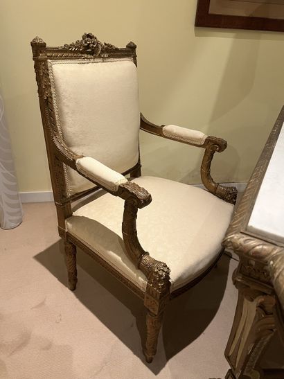 Paire de fauteuils en bois doré à décor sculpté...