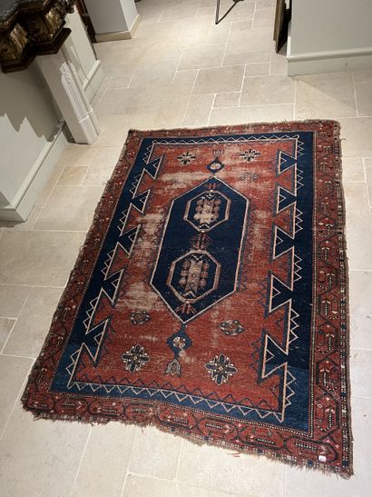 Ensemble de trois tapis: 
- Tapis en laine...